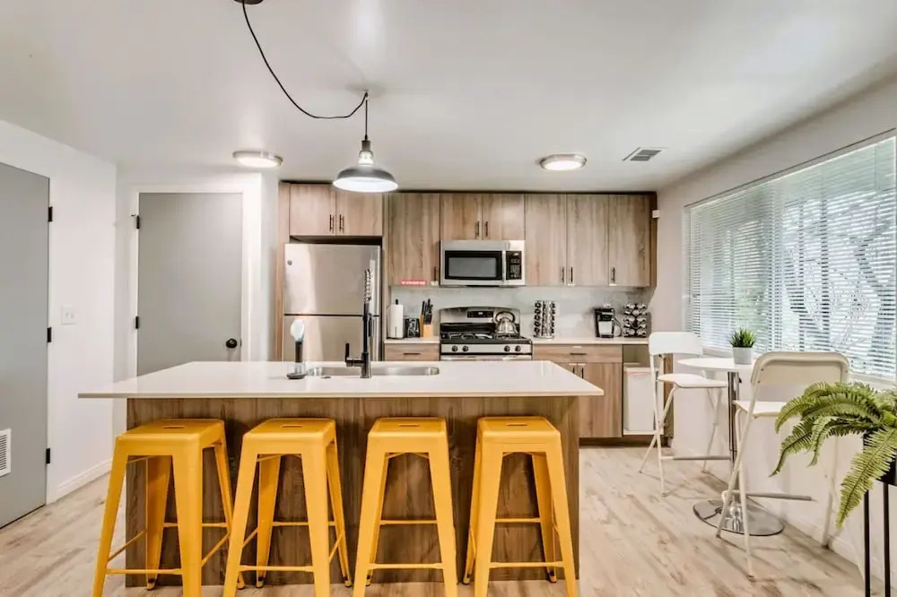 Convenient 2BR Apt w Parking Near Downtown SLC