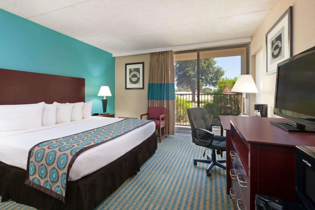 Howard Johnson by Wyndham Arlington Ballpark / Six Flags
