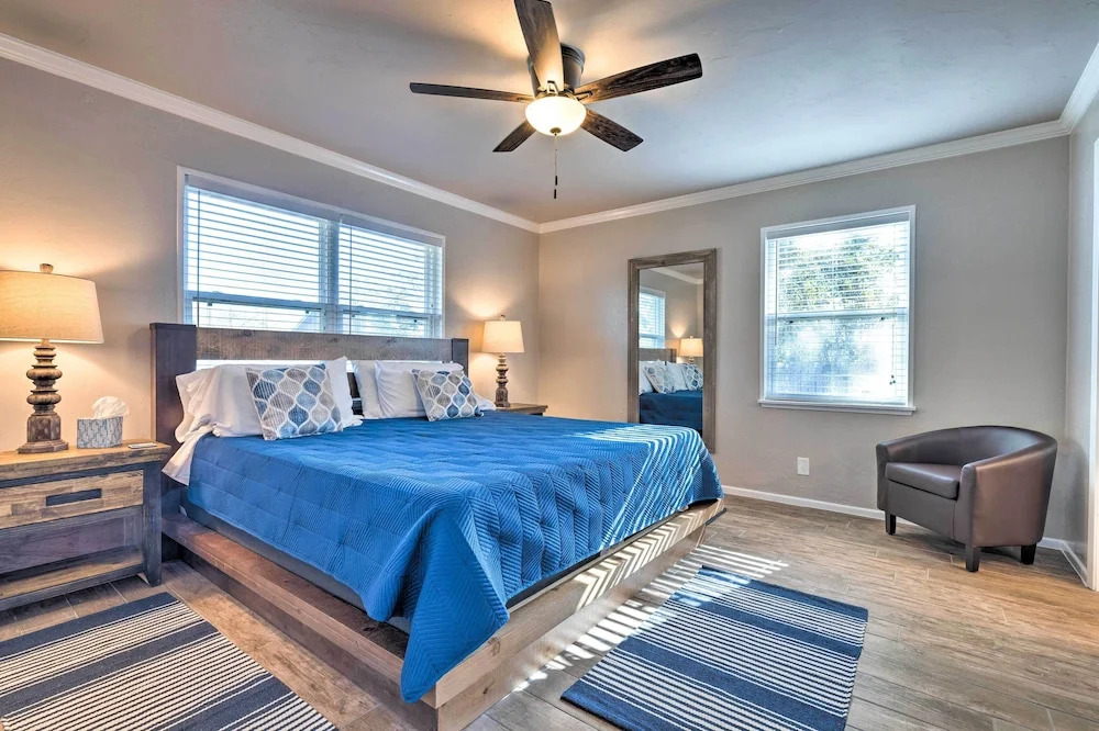 Updated 'blue Door Haus' ~ 1 Mi to Main St!