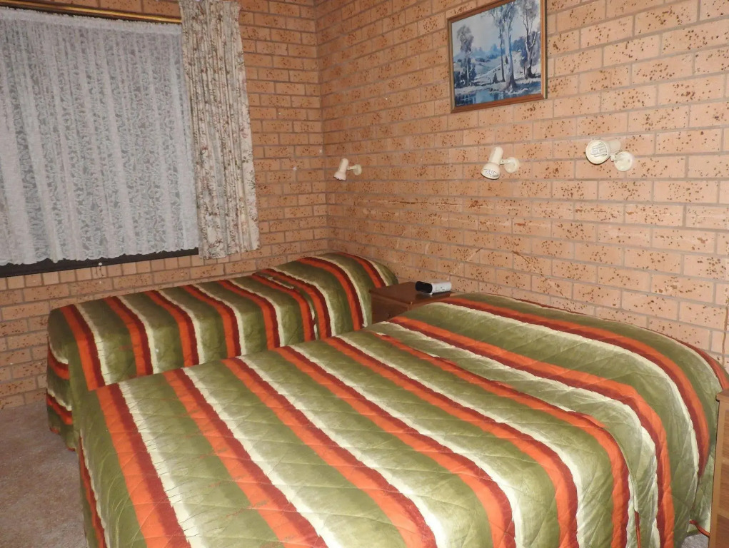 Lone Pine Motel