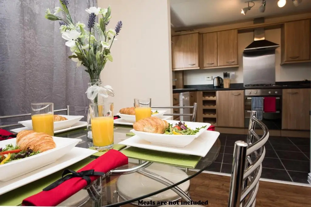 6-bedroom Contractor House with 6 bathrooms, Free WiFi and Parking - Kennedy House by Your Lettings Peterborough