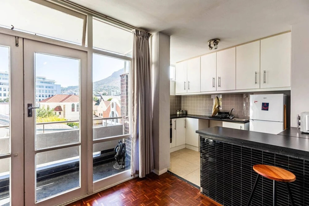 Secure Studio Apartment. With Mountain Views and a Pool