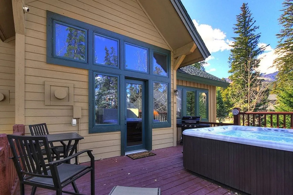 Highwood Hideaway by RedAwning