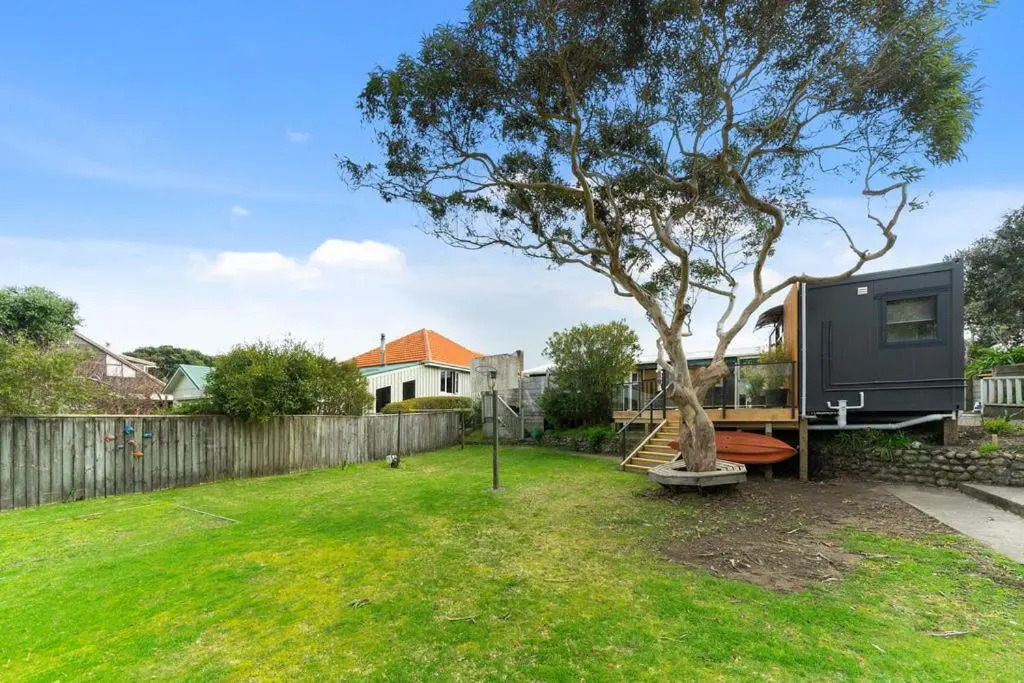 Calapso Cottage - Waikanae Beach Holiday Home