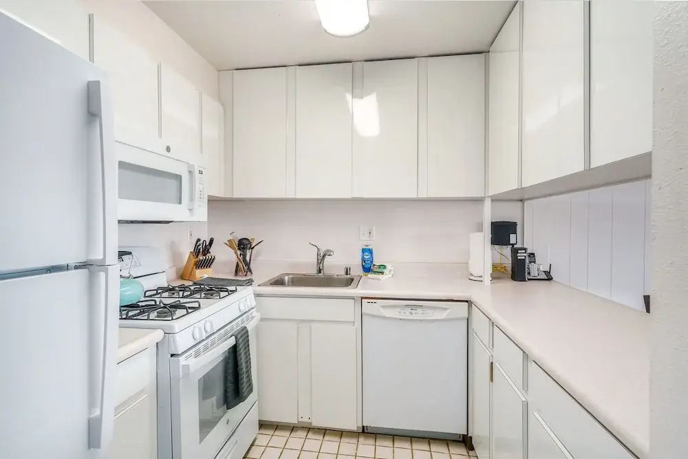 Budget Friendly - Kihei Akahi C-608, Ocean Views, Short Walk to Kamaole Beach II