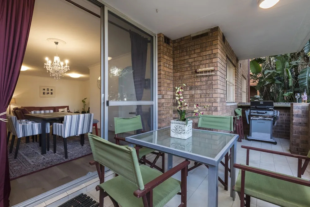 Two Bedroom Apt Close To Chatswood With Parking