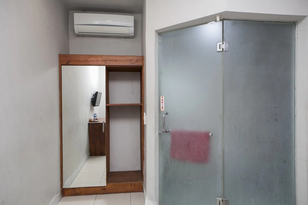 RedDoorz Plus near Asia Afrika 3