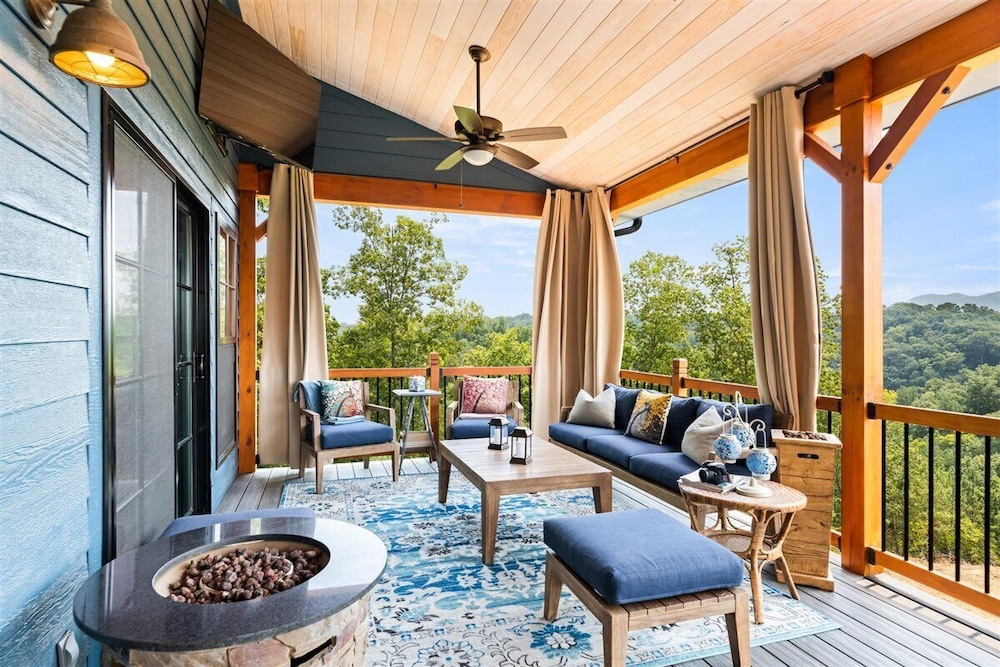 Eagles Nest 5 Bdrm Lake Front Home