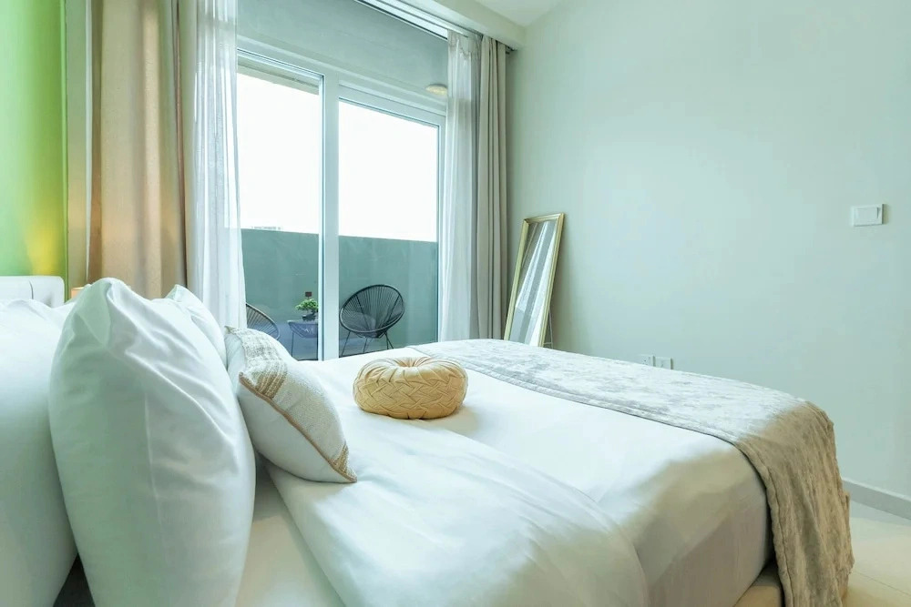 High-Floor Luxury 1BR - Business Bay