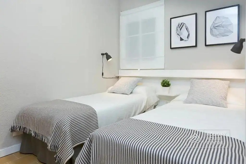 Cosy 3-bedroom apartment for 6-8 people just 50m from the beach