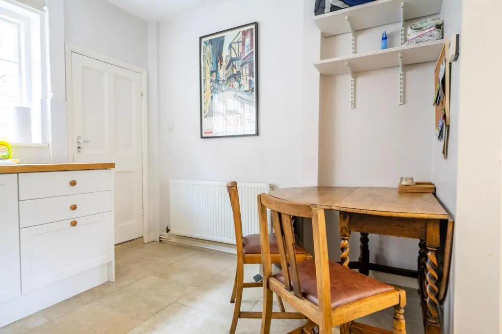 6 Monkbar Court
