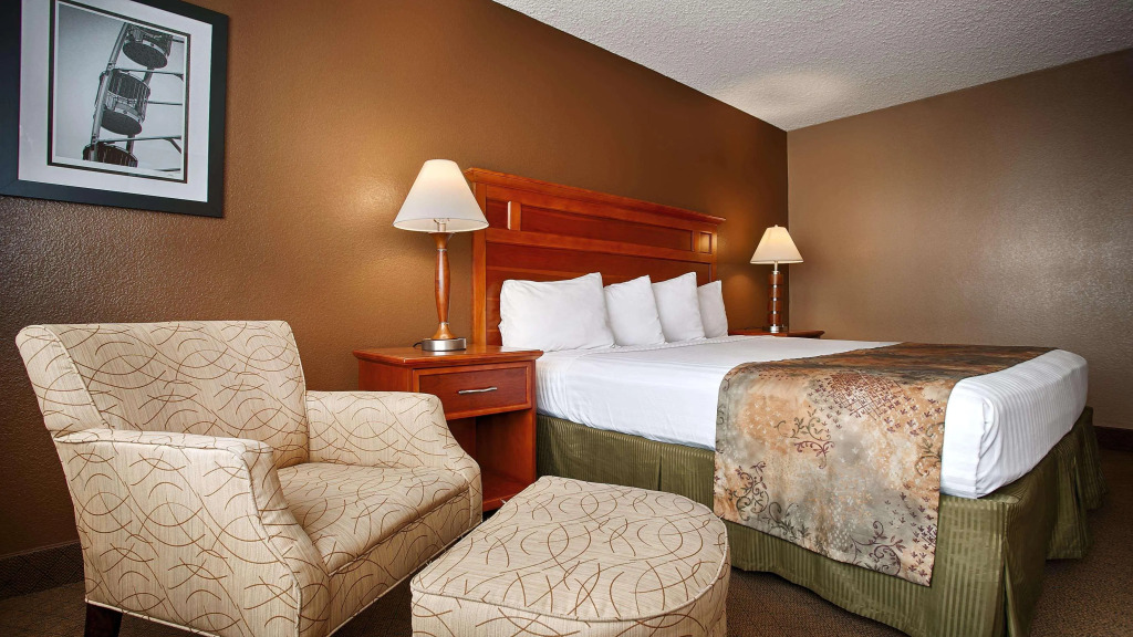 Best Western Valencia/Six Flags Inn & Suites