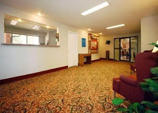 Econo Lodge Inn & Suites