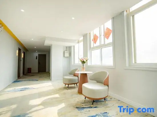 Zhumadian Huaqing Business Hotel