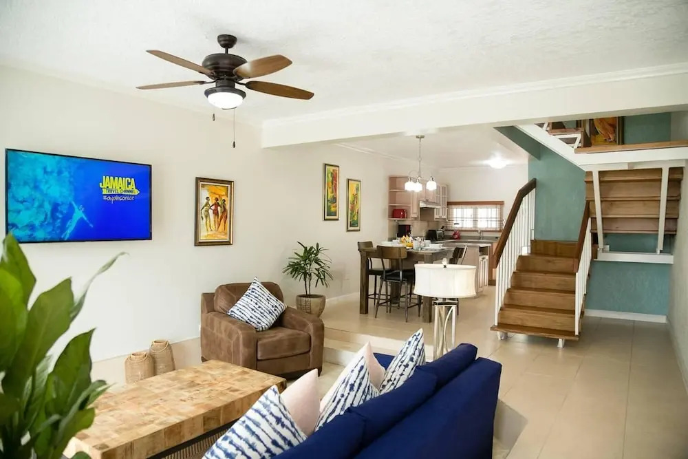 Captivating 2-bed Town-house in Kingston