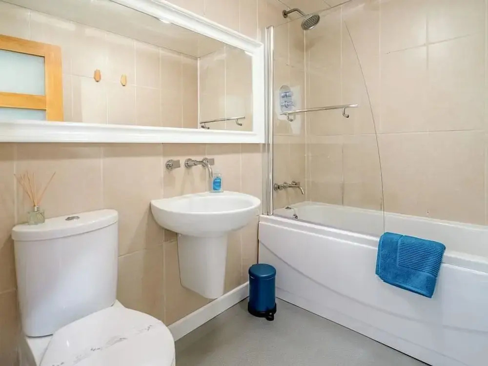 Central Townhouse With Double Terrace and Free Parking