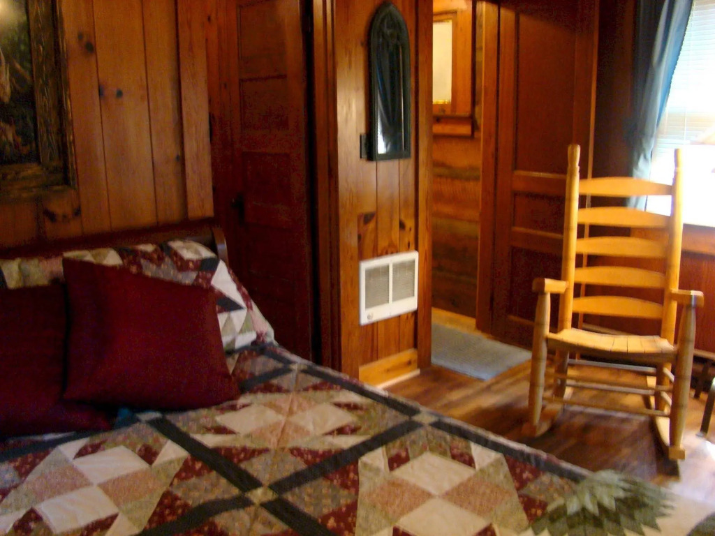 Brevard Inn and Cabins