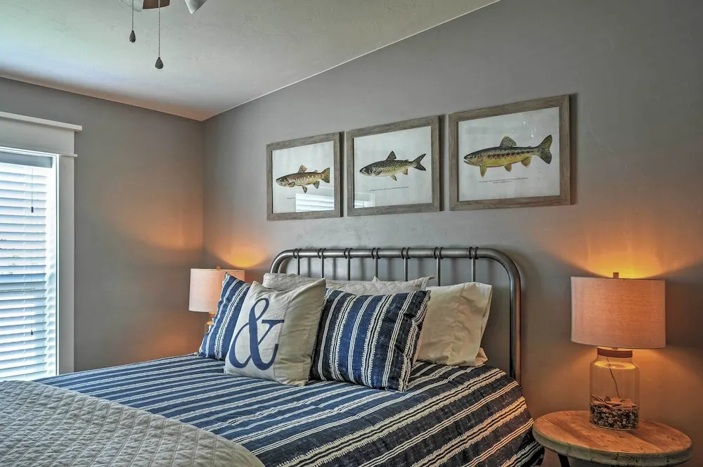 Rustic Chic Home: 10 Mi to Otter Creek State Park!