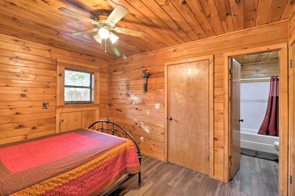 Cozy Cabin with Hot Tub 4 Mi to Broken Bow Lake