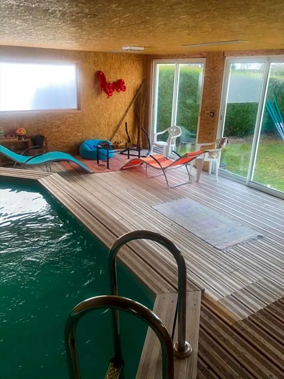 Séjour avec piscine chauffée