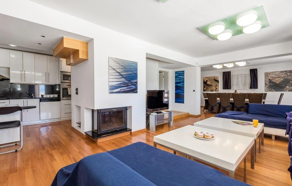 5 Bedroom Awesome Home In Pag
