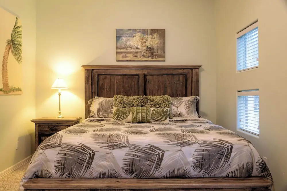 Spacious Ground Floor Condo With Semi-private Pool, 1 Block to Beach