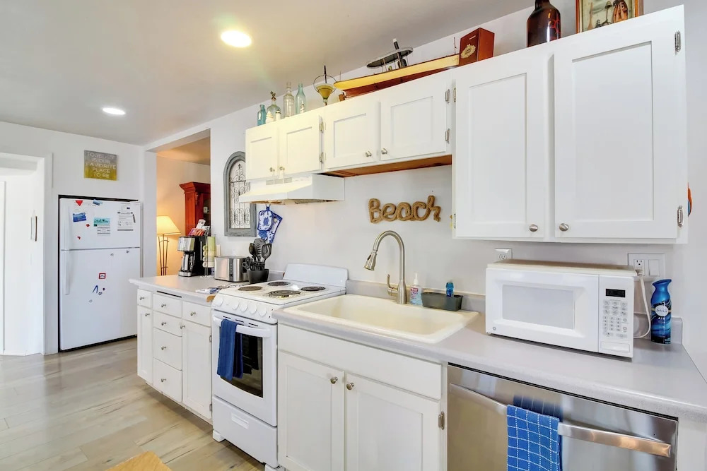 Bandon Home w/ Patio, Steps to South Jetty Park
