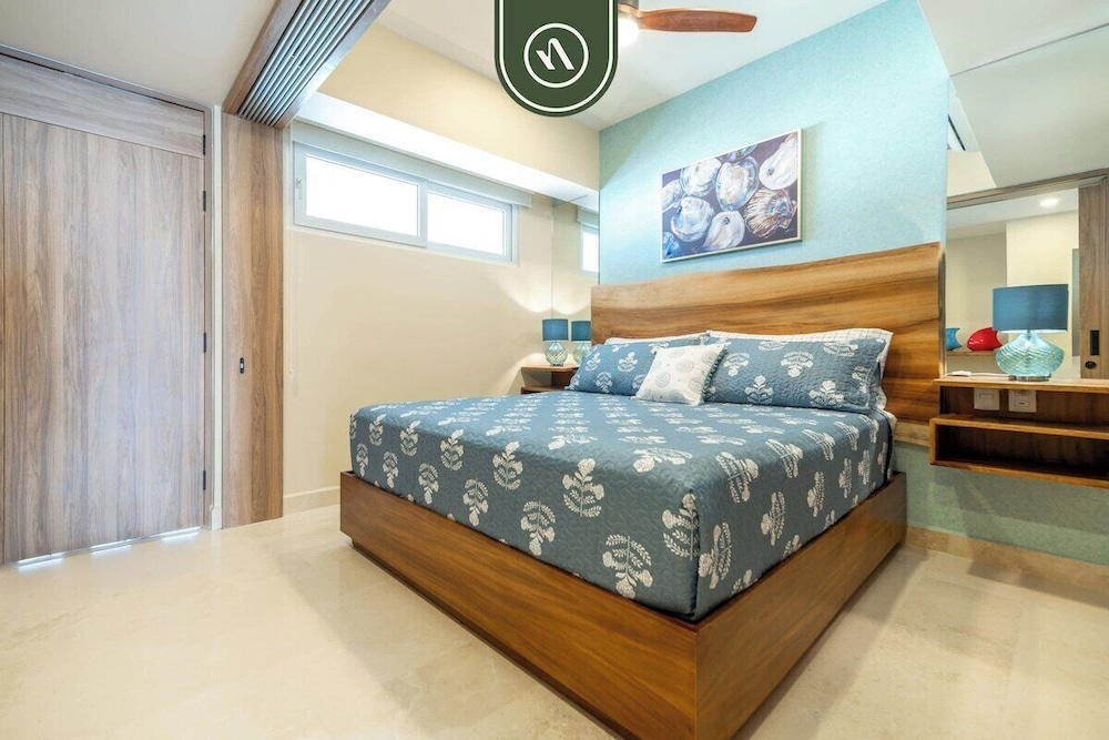 Elegant 1 BR Condo - Beachfront - Pools - King