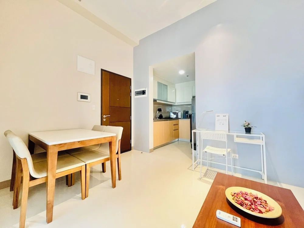 One Uptown Opposite of grandhyatt hotel manila Taguig city