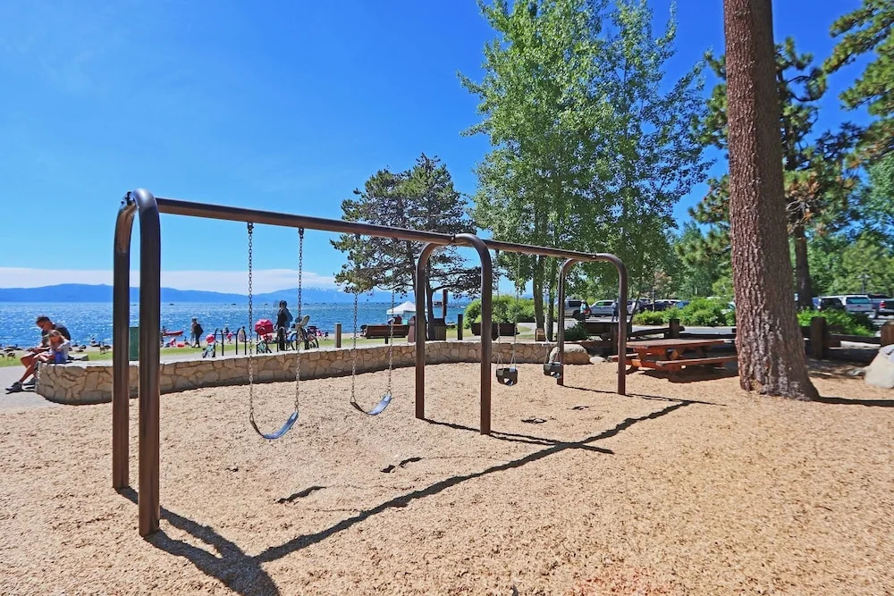 Griggs House - HOT TUB - Close to Tahoe City!