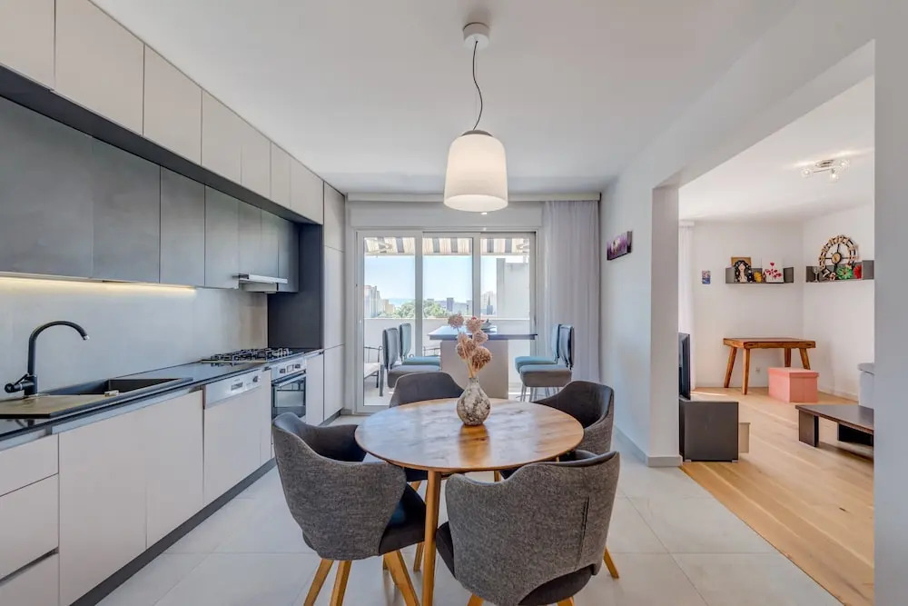 Modern 90 m2 apt With Balcony w the sea View