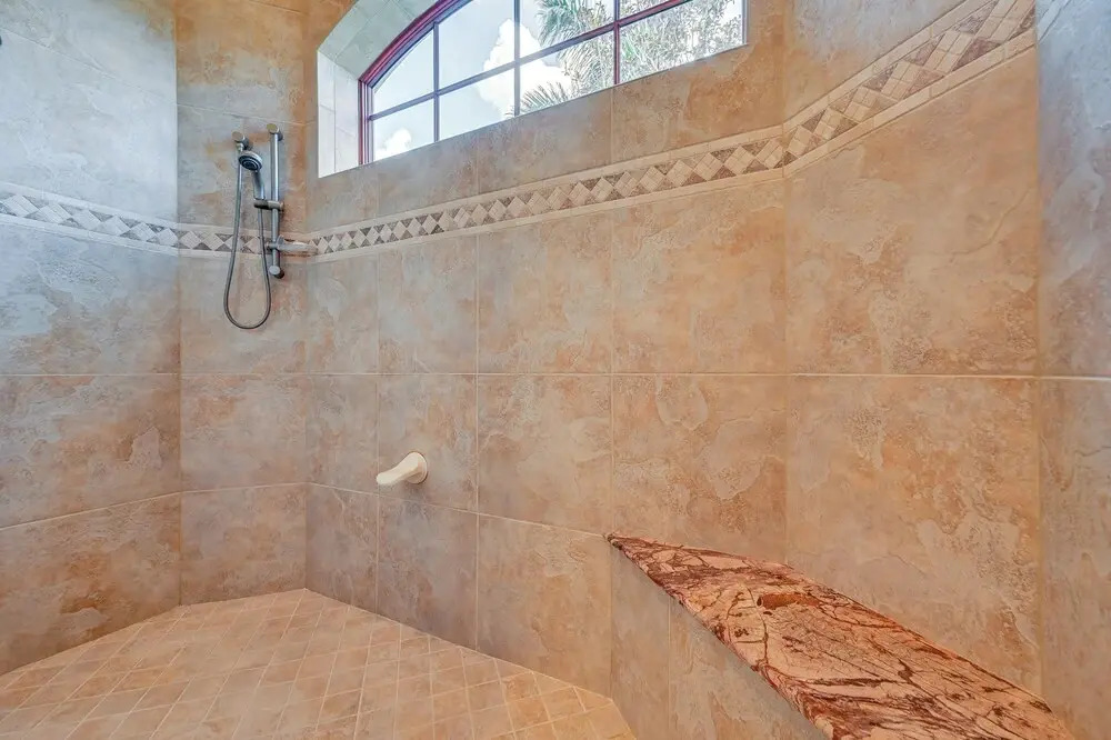 Waterfront Stunner: Effortless Elegance in Naples!