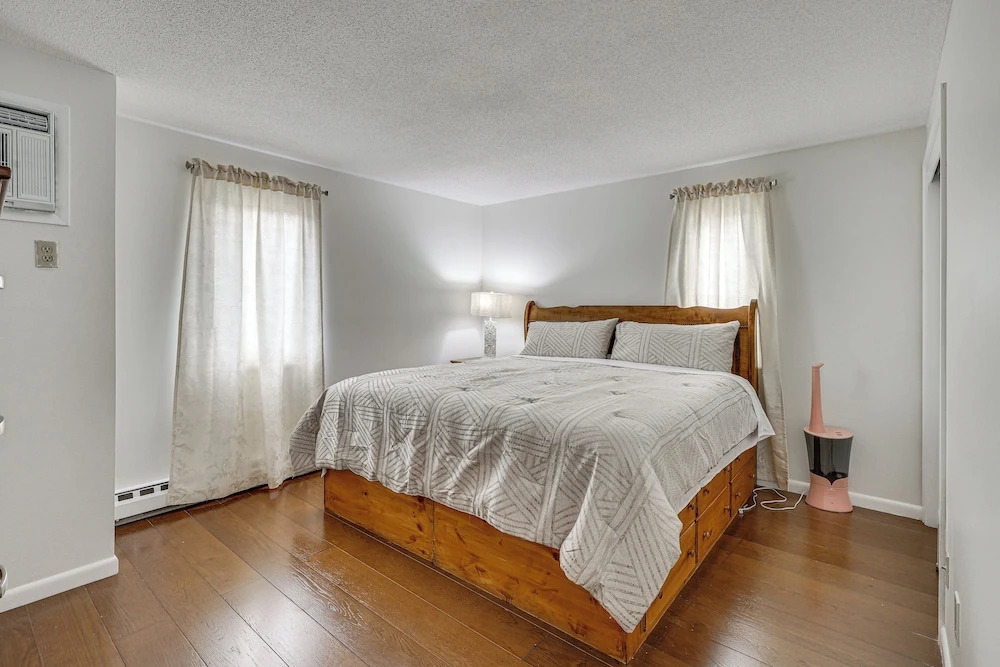 Quaint Bristol Townhome ~ 14 Mi to West Hartford!