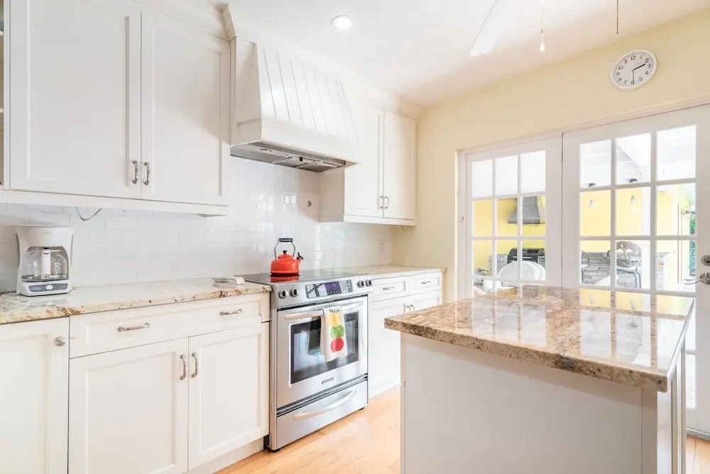 Family With Pool, Games, Dock, Fishing, Golf 4 Bedroom Home by Redawning