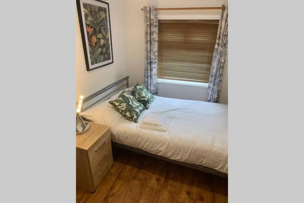 Big 6 bed house w/ 5 double beds WIFI and Netflix