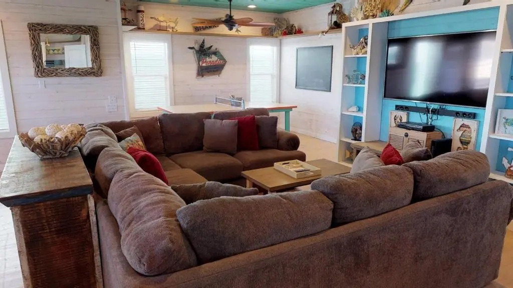 OV23 House on Stilts with Beachy Decor, Located near Beach, Balcony, Shared Pool