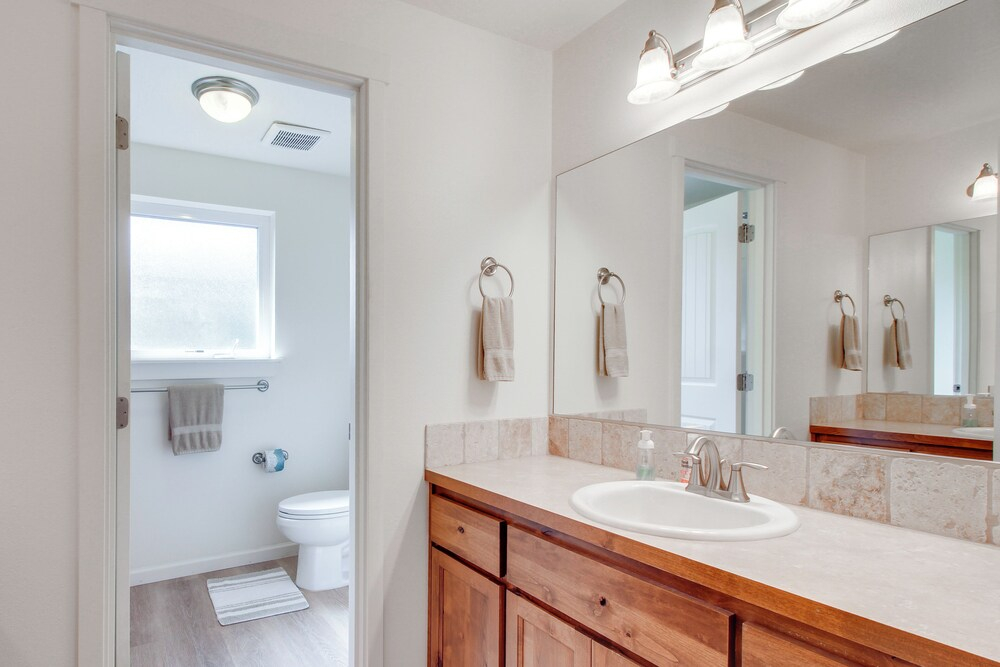 Spacious Bandon Getaway - 2 Blocks to Ocean!