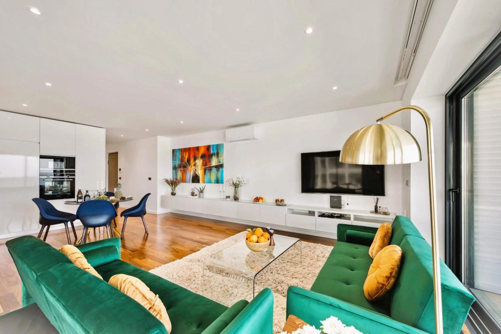 Luxorious Beachside Apartment w Pool & Seaview