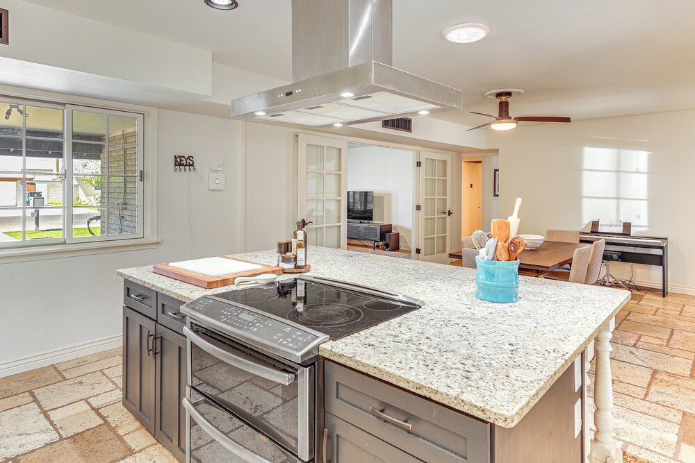 3 Mi to Dtwn Shops & Eats: Mesa Home w/ Pool!