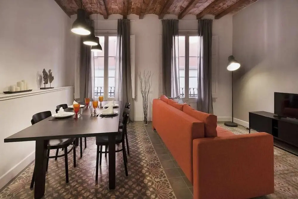 Welcoming 2 Bed With Balcony in Gracia