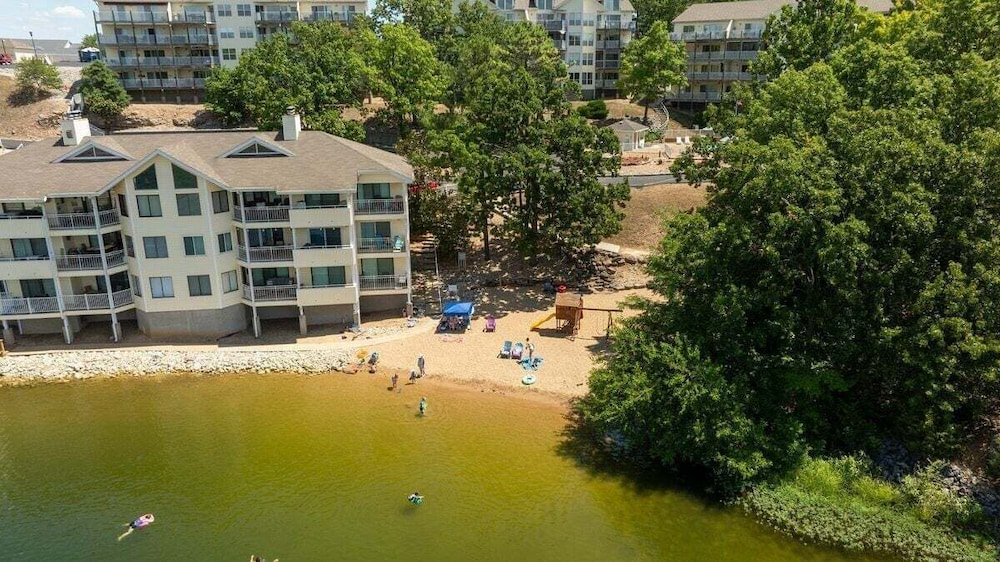 Beach Area, 2 Pools, Pet-friendly Condo at 20.5mm