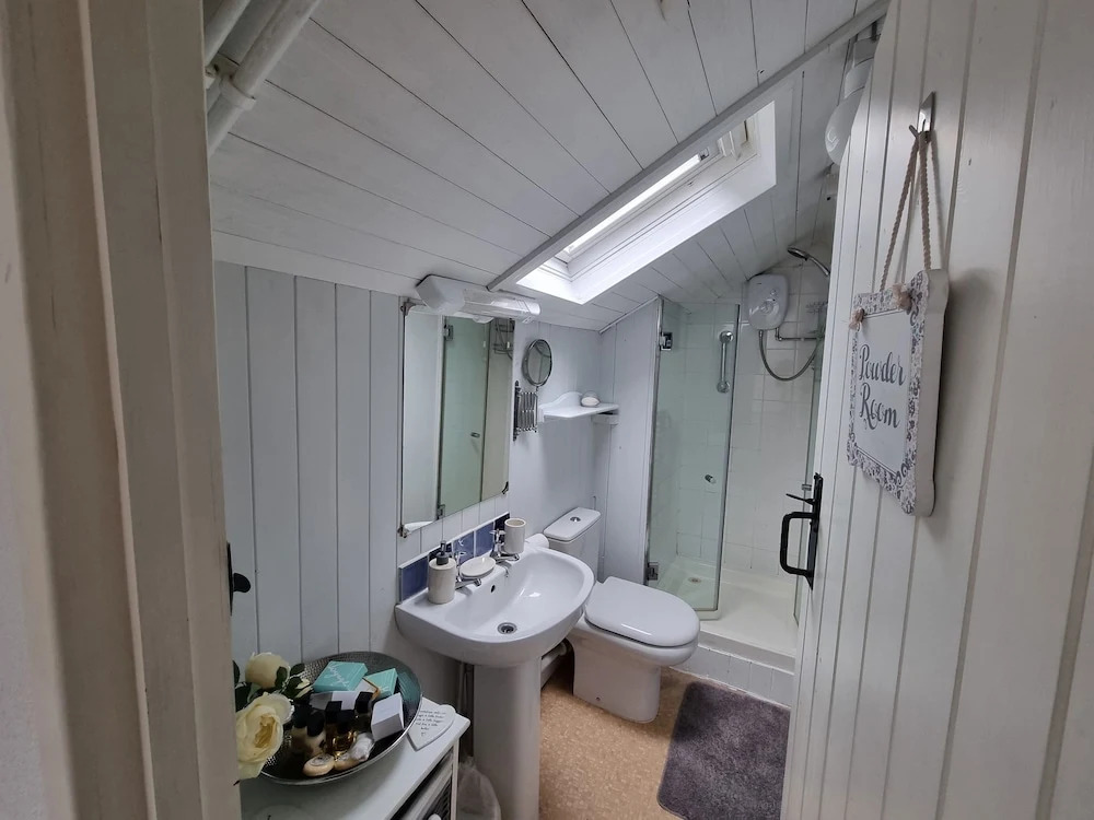 2 Bed House - Sleeps 3 - Pets - Garden - Parking