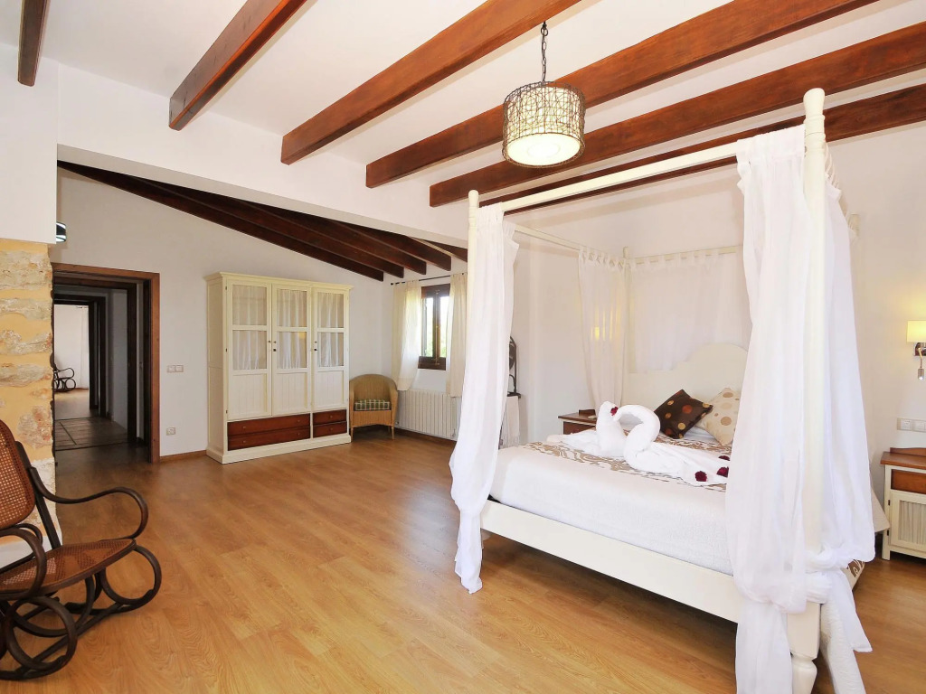 Large rustic country house for 12 people with garden and pool