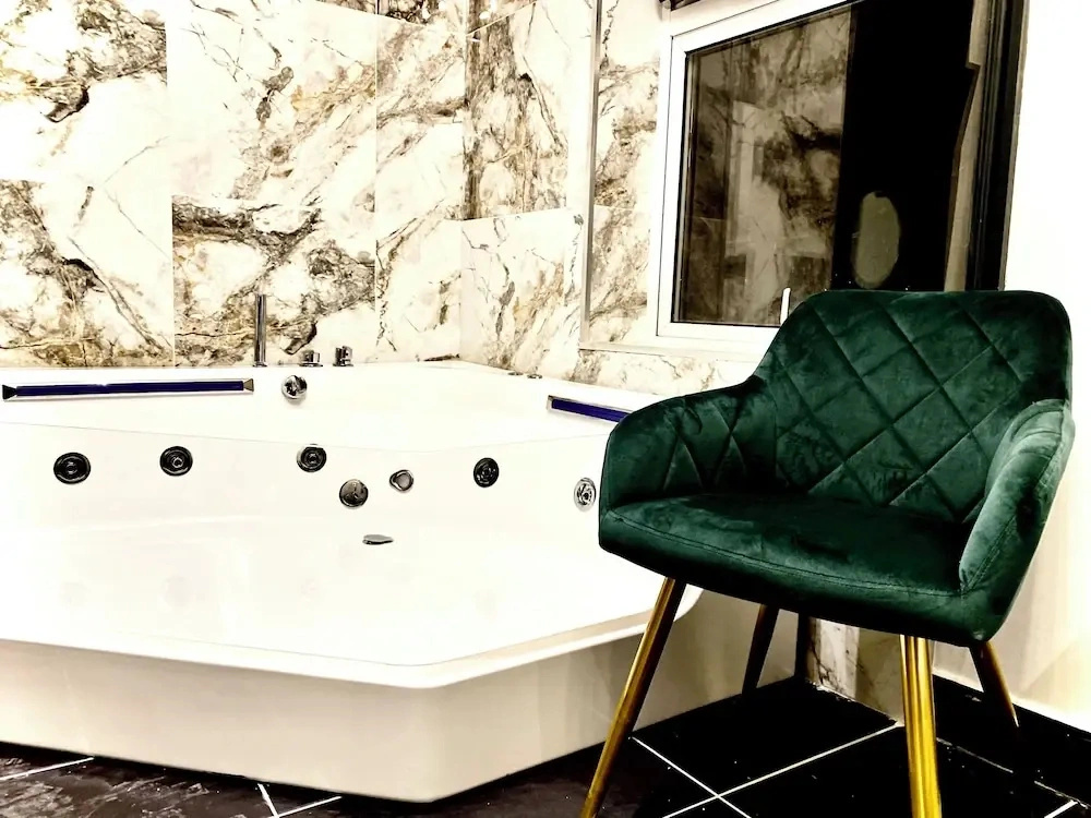 BPR Private Hot-tubs and rooms