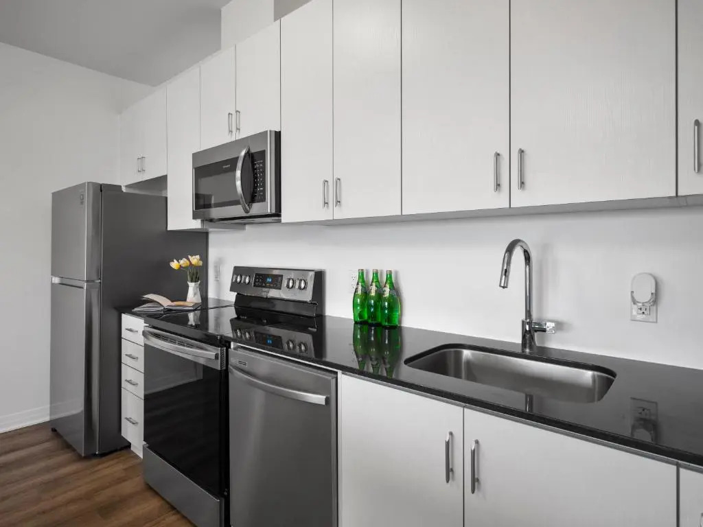 Stylish 3Br + Study Condo - Oakville