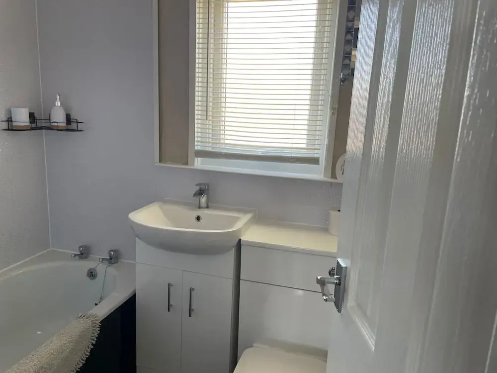 2-bed Seaside Retreat - Sleeps 5 & Parking