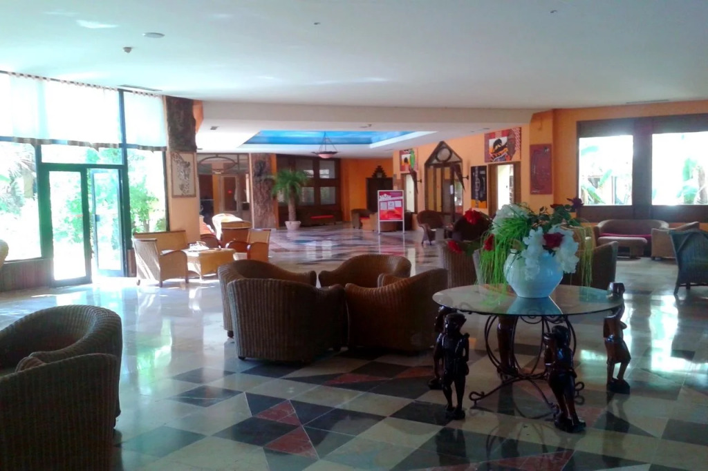 Отель African Queen Hotel