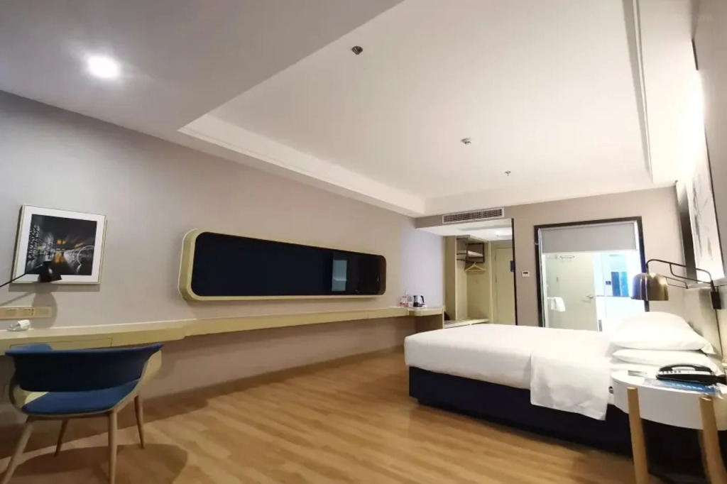 Kyriad Hotel (Guangzhou North Railway Station Metro Station)