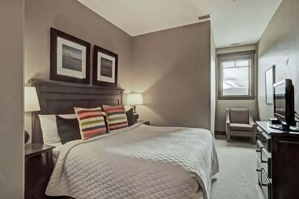 Crystal Peak Lodge 4 Bedroom Ski in, Ski out Slopeside Condo at the Base of Peak 7