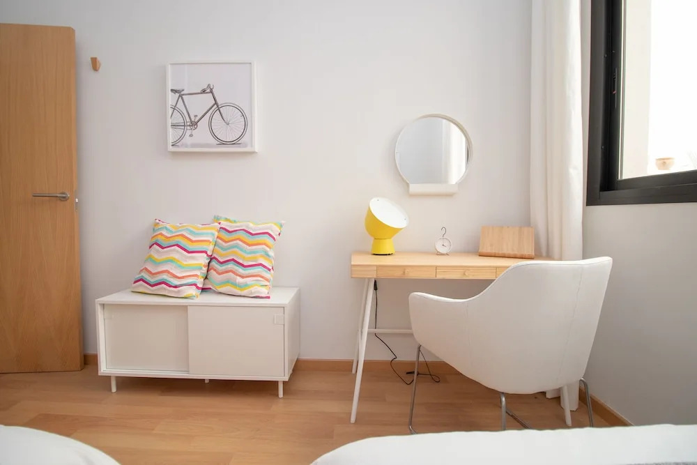 Deluxe Apartment Downtown with Pool and Parking